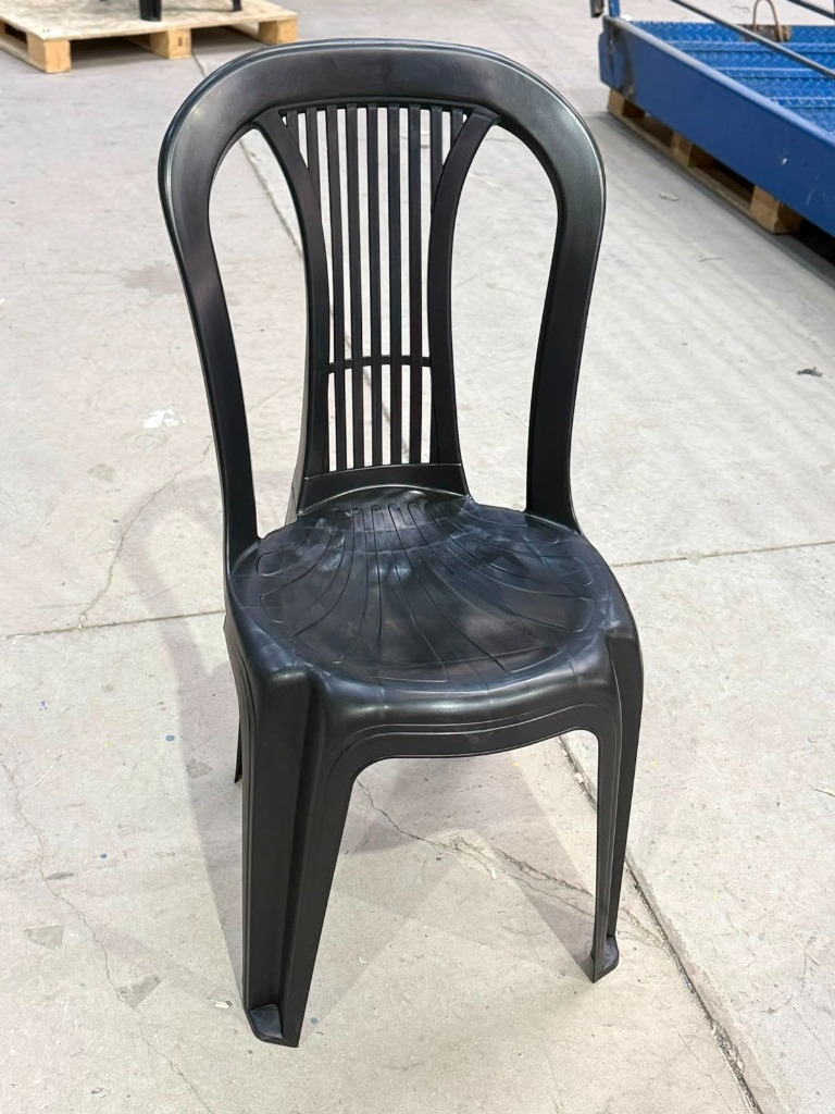 Detalhe da cadeira preta bistrô sem braço